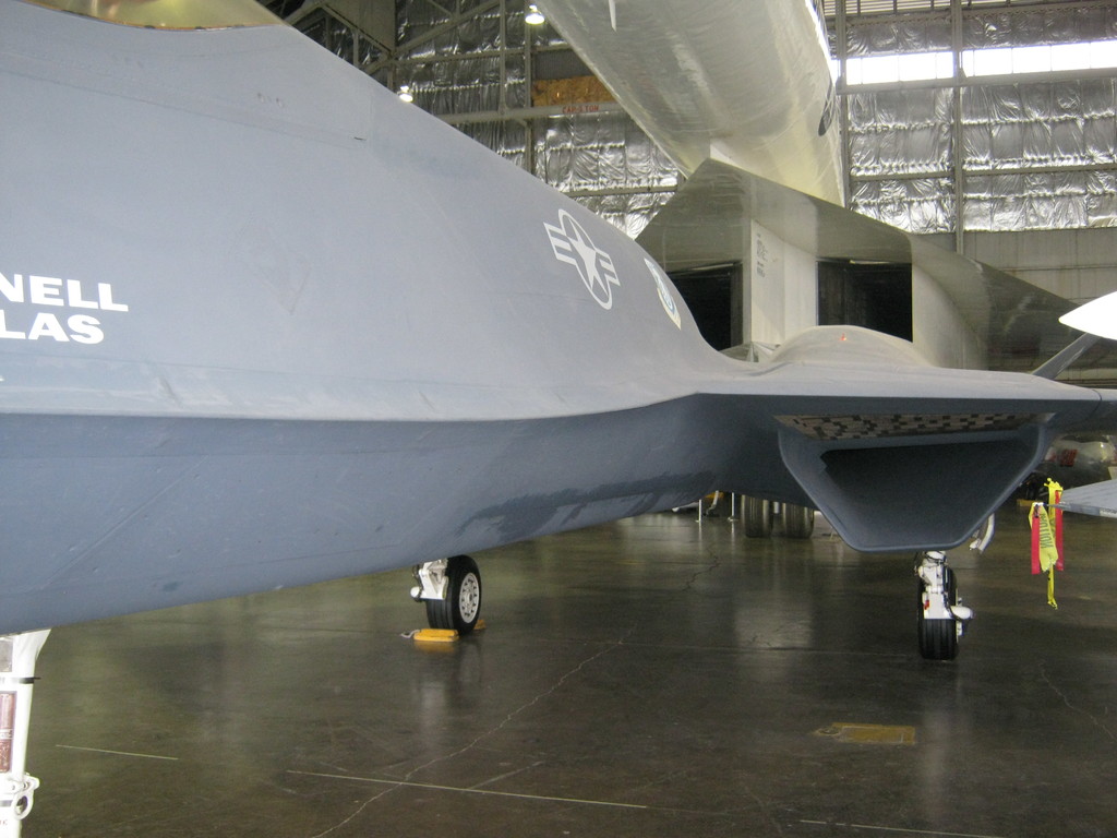 Ein Flugzeug im Flug ├╝ber einem klaren Himmel.