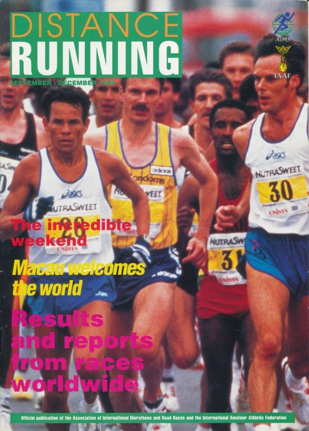 Ein Magazin-Cover mit der Aufschrift "Langstreckenlauf", das eine Gruppe von Menschen zeigt, die bei einem Marathon laufen, vor einem hellblauen Himmel mit weißen Wolken, bekleidet mit Sportkleidung und buntem Schuhwerk.