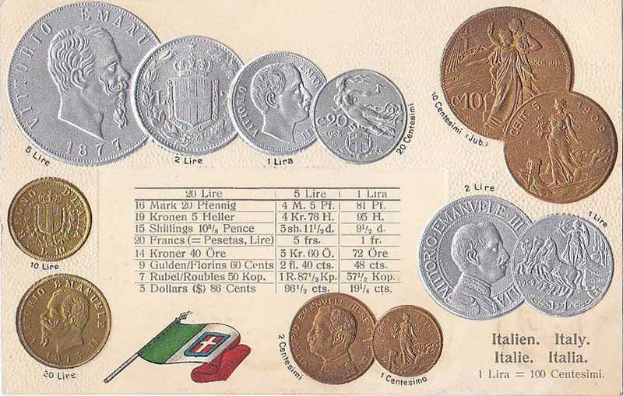 Eine Sammlung italienischer Münzen von 1877 bis 1910, darunter mehrere 20-Lire-Münzen, die in einer Reihe auf Papier mit italienischen Flaggen am Boden angeordnet sind.