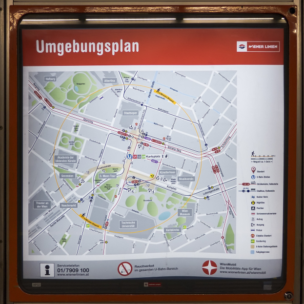 Detailierte Karte von München, Deutschland, auf einer Tafel in einer U-Bahn-Station angezeigt, zeigt Straßen, Sehenswürdigkeiten und Punkte von Interesse.