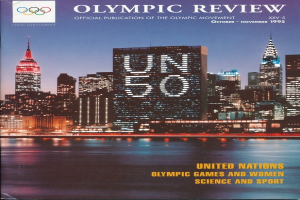 Ein Buch mit dem Titel "Olympische Revue Offizielle Veröffentlichung der Olympischen Bewegung" liegt auf einer flachen Oberfläche und zeigt eine Stadtlandschaft mit Gebäuden, Lichtern und Wasser auf dem Cover, mit der Aufschrift "Vereinte Nationen Olympische Spiele und Frauen Wissenschaft und Sport."