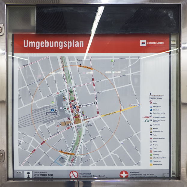Ein detaillierter U-Bahn-Station-Plan von München, Deutschland, der auf einer Glasplatte angezeigt wird.