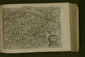 Offenes Buch mit detaillierter Karte von Bayern mit beschrifteten Städten und Ortschaften, begleitet von Text, der die Region beschreibt.