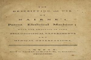 Ein altes Buch mit dem Titel "Beschreibung und Verwendung der Nairneschen elektrischen Maschine mit einigen philosophischen Experimenten und medizinischen Beobachtungen" liegt auf und zeigt eine textgefüllte Seite.