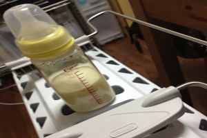 Eine Milchflasche ist zu sehen.