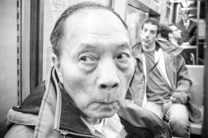 Leute in Jacken auf einem Schwarz-Weiß-Bild zu sehen, mit Sitzplätzen im Hintergrund.