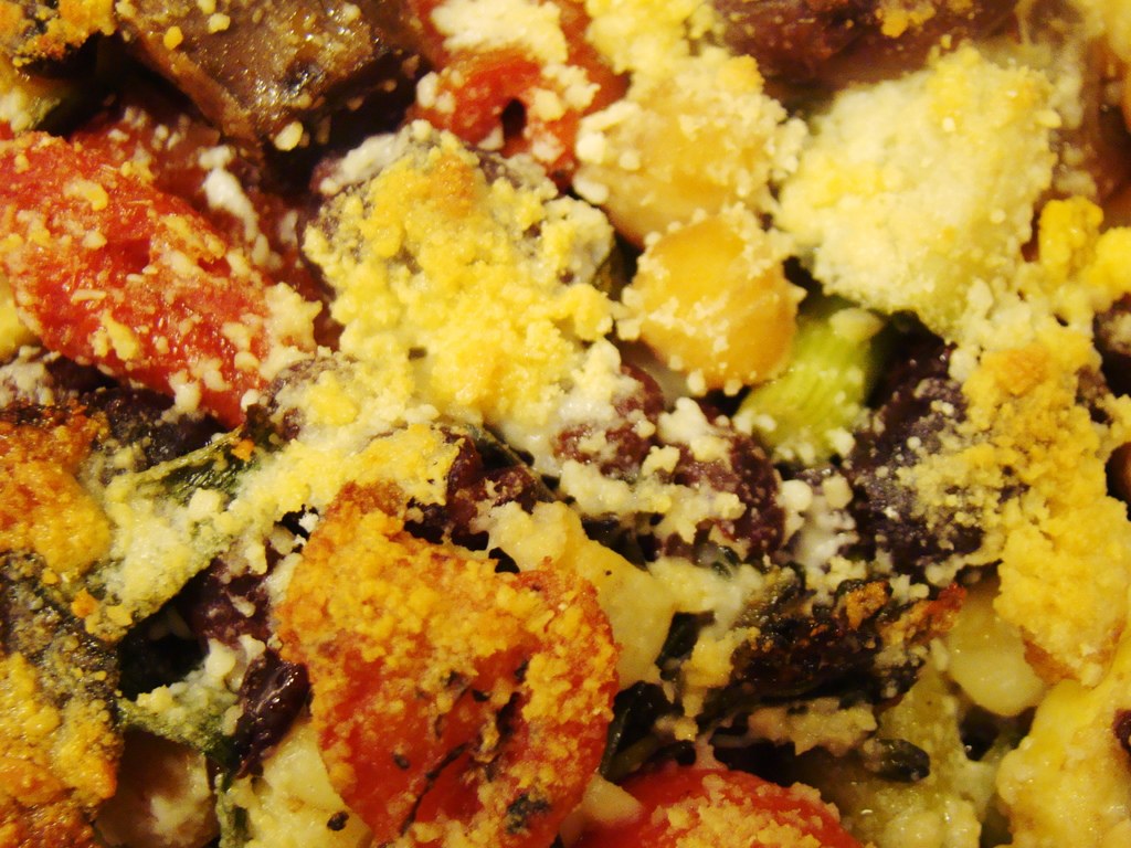 Eine Vielfalt an Lebensmitteln, die auf einer Oberfläche angeordnet sind.