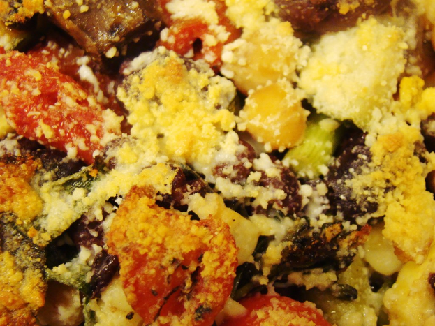 Eine Vielfalt an Lebensmitteln, die auf einer Oberfläche angeordnet sind.