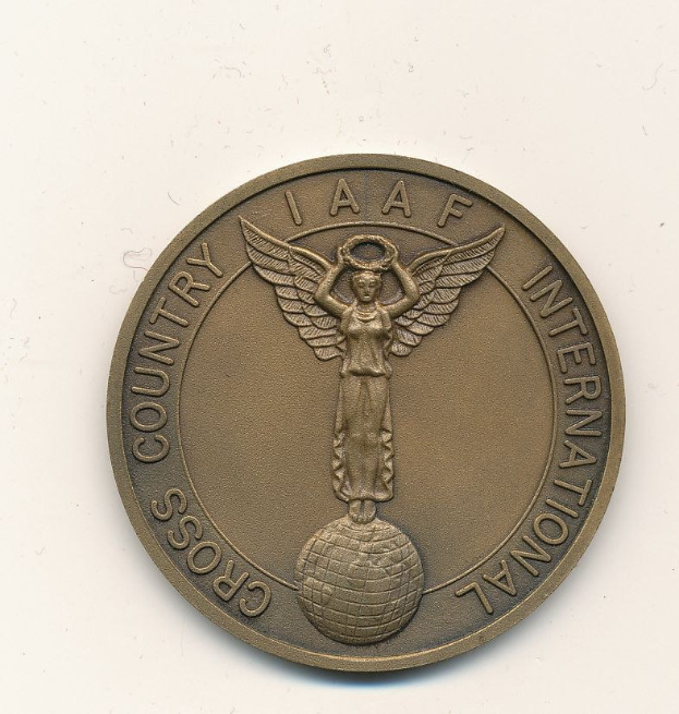 Bronze-Medaille mit "IAAF Cross Country International" eingraviert auf einem weißen Hintergrund.