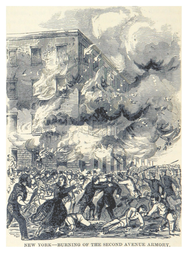 Ein Plakat zeigt die Second Avenue Armory in New York City in Flammen, mit einer Gruppe von Menschen davor und Rauch, der in den Himmel aufsteigt, begleitet von Text, der "New York - Brand der Second Avenue Armory" liest.