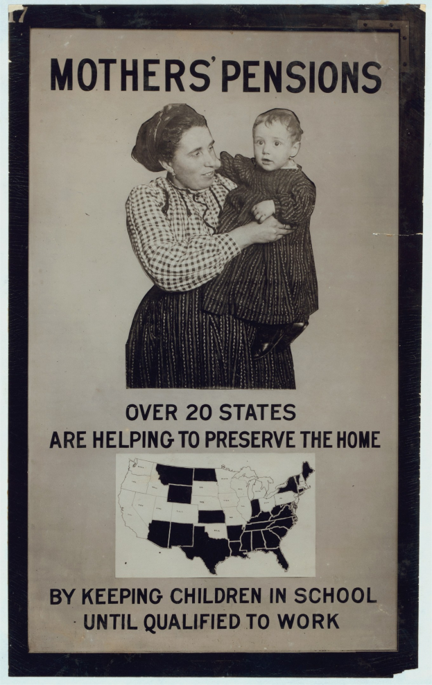 Frau mit einem Baby auf dem Arm, mit einem Plakat im Hintergrund, auf dem steht: "Mutterrenten: Über 20 Bundesstaaten helfen, das Heim zu bewahren."