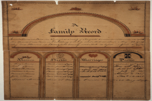 Ein altes Familienregister auf einem weißen Hintergrund mit Text über die Familiengeschichte.