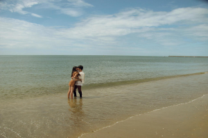 Ein Mann und eine Frau, die sich küssen