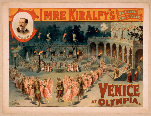 Plakat für Imre Kiralfys Super-Spektakel in Venedig in Olympia, das kostümierte Künstler vor einem gebogenen und säulengeschmückten Gebäude mit Bäumen und Laternen im Hintergrund zeigt.