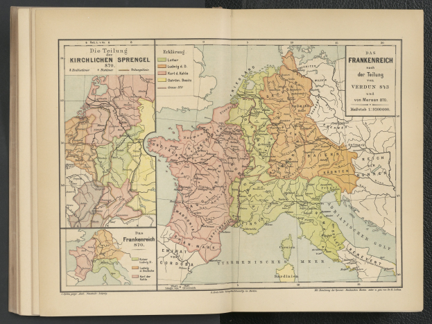 Offenes Buch mit einer detaillierten Karte von Deutschlands Regionen auf einer schwarzen Oberfläche.