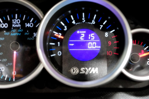 Ein Tachometer mit einer Nadel, die auf 60 Meilen pro Stunde zeigt.