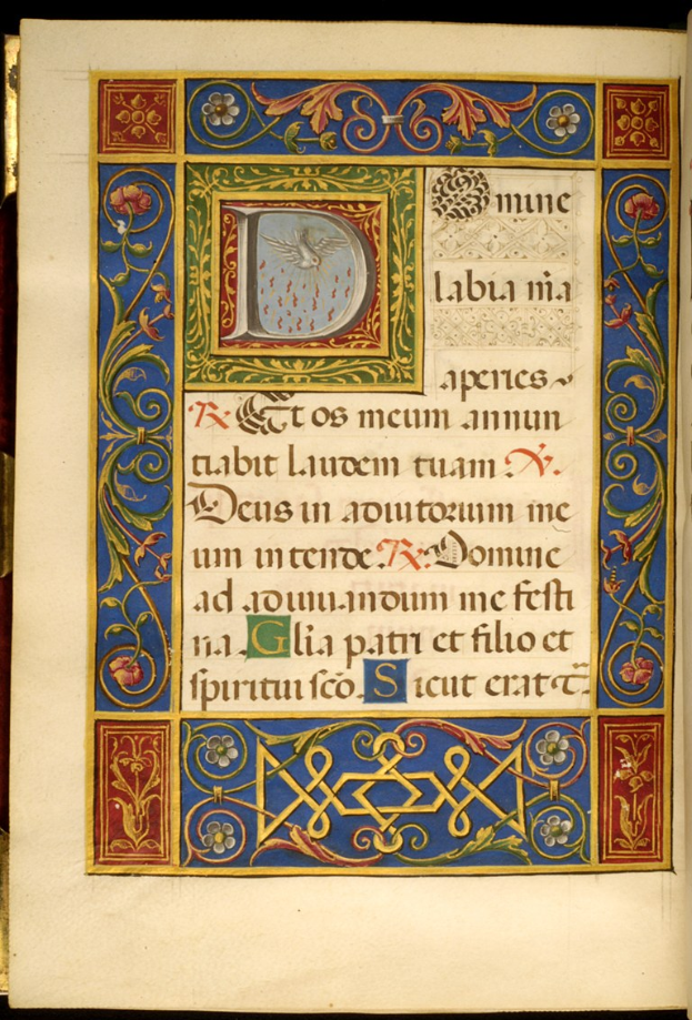 Aufgeschlagenes Buch mit einer illuminierten Handschrift, die einen großen, verzierten Buchstaben 'D' zeigt, umgeben von kunstvollen Entwürfen und Text in leuchtenden Farben.
