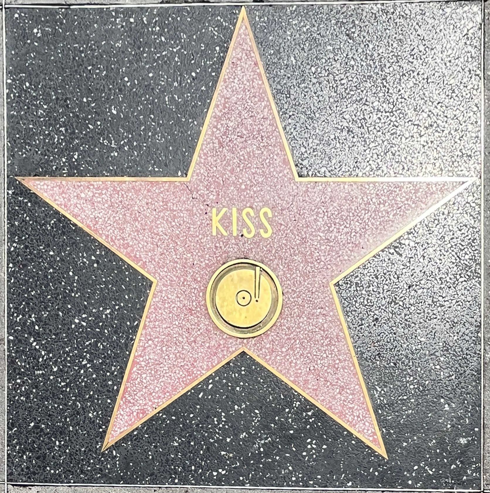 Star auf dem Hollywood Walk of Fame mit dem Wort 'Kiss' darauf eingraviert.