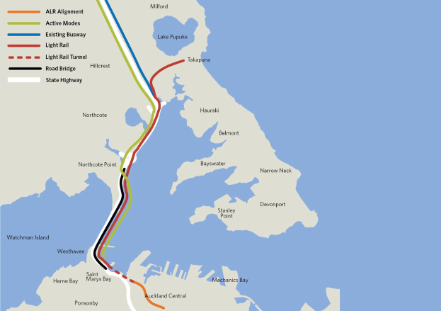 Karte einer Stadt mit einer roten Linie, die eine vorgeschlagene Bahnroute markiert, einschließlich Haltestellen und Details der Umgebung.