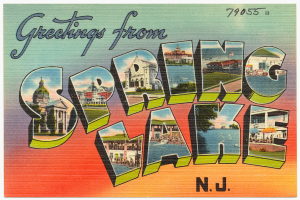 Das Bild zeigt eine Szene mit Text, Gebäuden, Wasser, Dächern, Masten, Zelten, Gras, Boden und Bäumen.