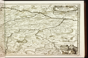 Ein aufgeschlagenes Buch mit einer detaillierten Karte von Bayern, auf der Städte, Dörfer, Flüsse und andere geografische Merkmale beschriftet sind.