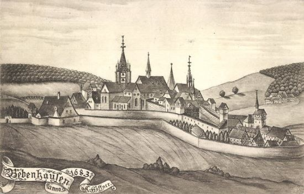 Schwarze und weiße Zeichnung einer Stadt mit einem zentralen Schloss, umgeben von Häusern, Bäumen, Hügeln und einem Himmel, beschriftet mit "Bayerisch" unten.