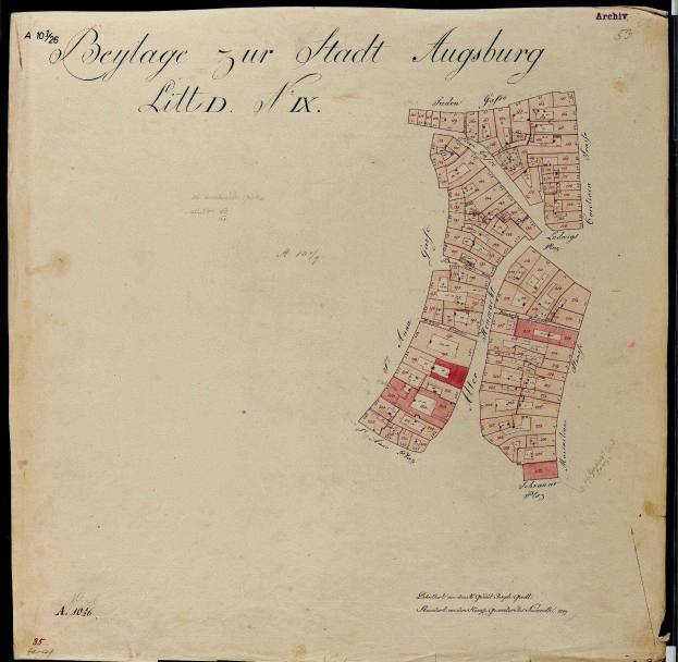 Ein altes Buch mit einer detaillierten Karte von Augsburg, die Straßen, Gebäude und Landmarken zeigt und von Text begleitet wird.