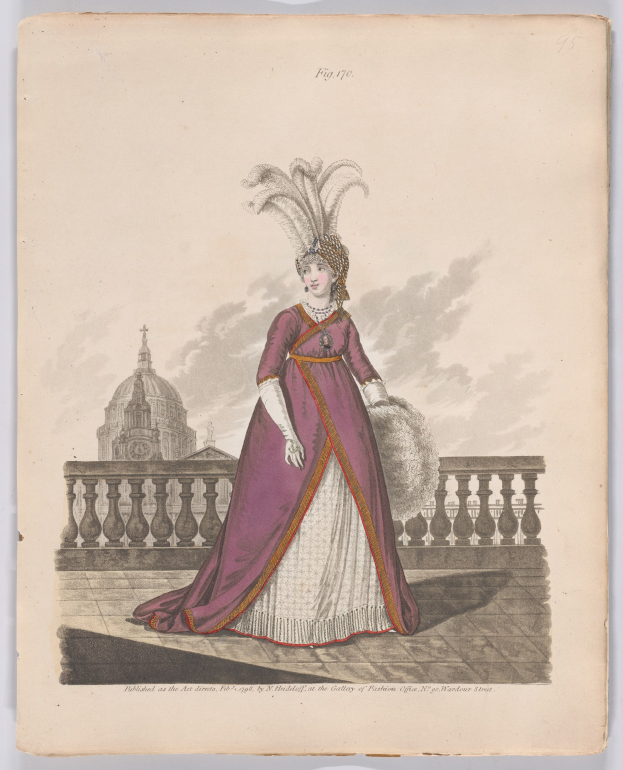 Frau in einem purpurweißen Kleid mit Federn auf dem Kopf, die vor einem Geländer mit einem Gebäude und Wolken im Hintergrund steht, beschriftet mit 'Mode von New York, New Yorker Straße, 1790'.