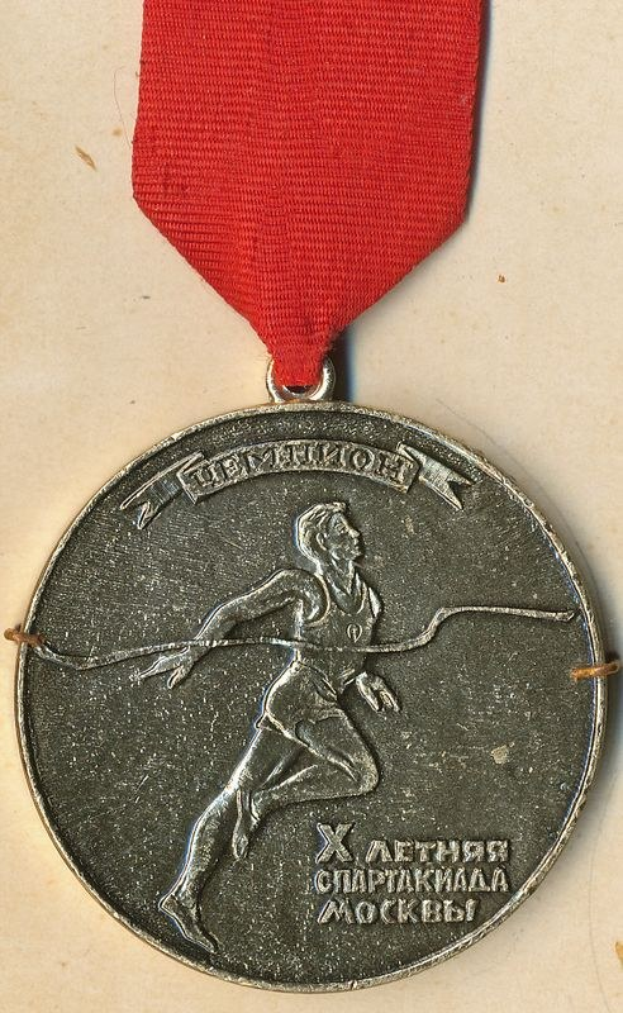 Silbermedaille mit roter Schleife, verziert mit einer Gravur eines Speerwerfers und einem Text zur Erinnerung an die Sowjetunion.