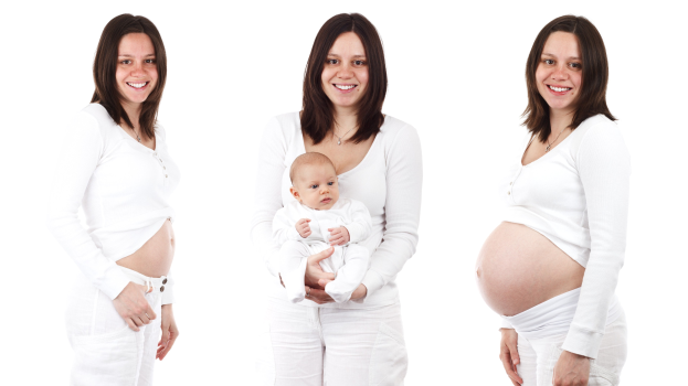 Drei schwangere Frauen, die stehen und lächeln, mit einer, die ein Baby hält, vor einem hellen weißen Hintergrund.