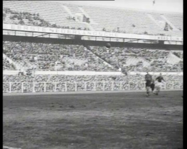 Schwarzes und weißes Foto von einem Finale der niederländischen Fürstligaspielzeit 1961-1962 im Stadion, das Spieler auf dem Feld und Zuschauer in den Rängen zeigt.
