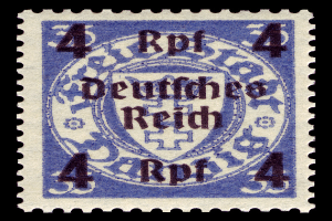 Ein blauer und weißer Stempel mit den Worten "Deutsches Reich" darauf vor einem schwarzen Hintergrund.
