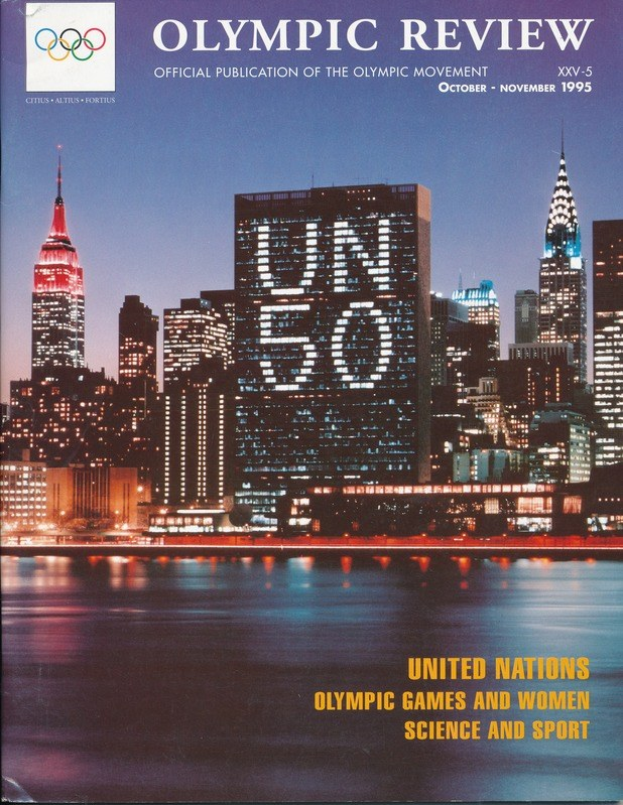 Buch mit dem Titel "Olympische Spiele-Rezension Offizielle Veröffentlichung der Olympischen Bewegung" mit einem Stadtbild auf dem Cover, das auf einer flachen Oberfläche liegt.