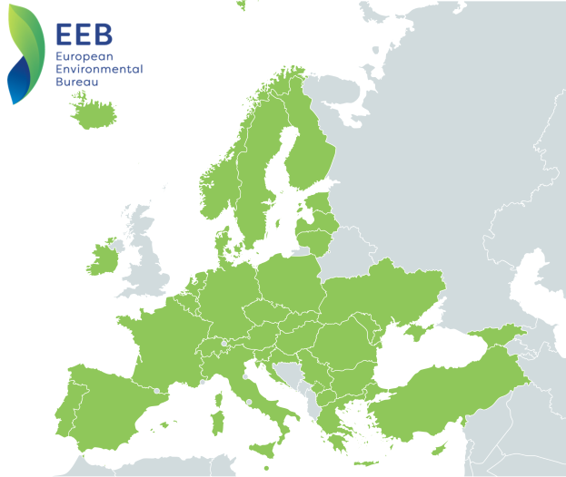 Eine Europakarte mit verschiedenen Grüntönen, die unterschiedliche Regionen anzeigen, und dem Logo des Europäischen Umweltbüros (EEB) oben links.