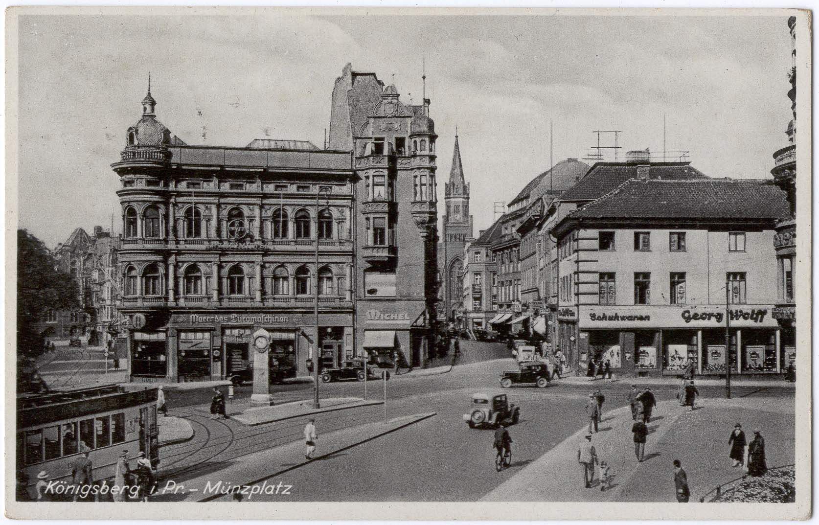 Schwarz-weiß-Fotografie einer belebten Münchner Stadtstraße mit Passanten, Fahrzeugen und Gebäuden an den Seiten, Bäumen im Hintergrund und Text unten.
