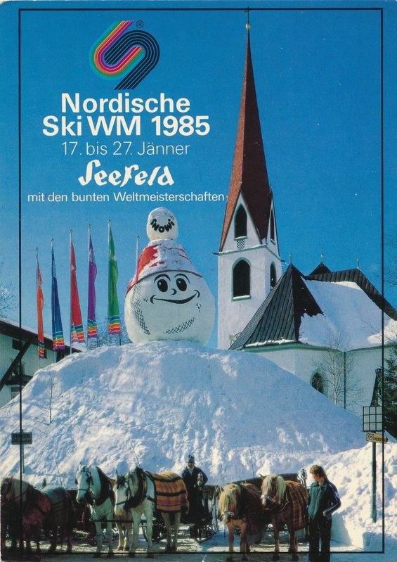 Plakat für die Nordischen Ski-Weltmeisterschaften 1985 in Seefeld, Schweiz, das eine verschneite Landschaft mit Skifahrern, Pferden, Skistöcken, Fahnen, Gebäuden, Bäumen und Himmel sowie Text zeigt.