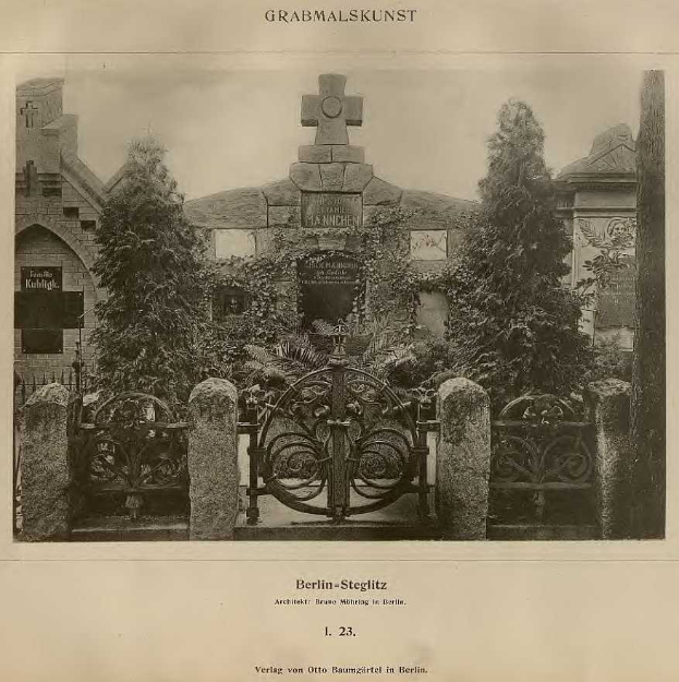 Altes Schwarz-Weiß-Foto eines Friedhofs in Berlin, Deutschland, mit einem Tor, einer Wand, Bäumen und einem Gebäude im Hintergrund mit Text unten, der lautet "Grammalskunst, Berlin-Steglitz, Architekt, Bruue Morning in Berlin".