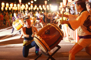 Männer, die auf einem Festival Trommeln spielen.