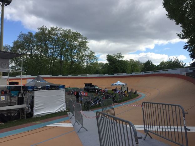 Gruppe von Radfahrern auf einer BMX-Piste aus Erde während der UCI-BMX-Weltmeisterschaften 2018