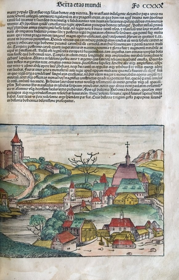 Offenes Buch mit einer detaillierten Zeichnung einer Kleinstadt mit Häusern, Bäumen, Hügeln und einem Gewässer, begleitet von Text.