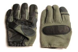 Ein Paar Handschuhe auf einer weißen Oberfläche.