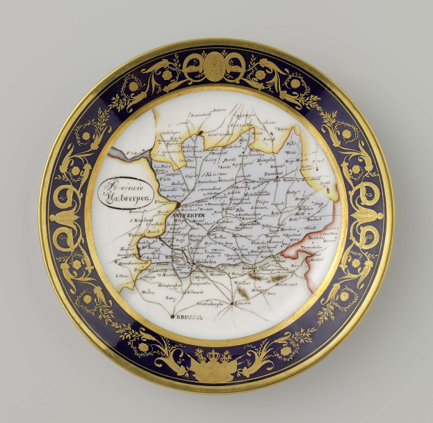 Ein dekoratives Kennzeichen mit einer detaillierten Deutschlandkarte, verziert mit aufwendigen Designs und Texten auf weißem Hintergrund.