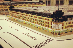 Ein Modell von Gebäuden mit Text am unteren Bildrand.