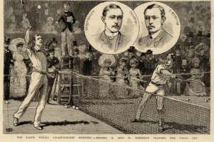 Eine Schwarz-Weiß-Zeichnung von zwei Männern, die auf einem Platz mit einem Netz und Zuschauern im Hintergrund Tennis spielen, mit einem Text am unteren Rand, der besagt: "The Lawn Tennis Championship Meeting - Messers, E and W Renshaw Playing the Final Set".