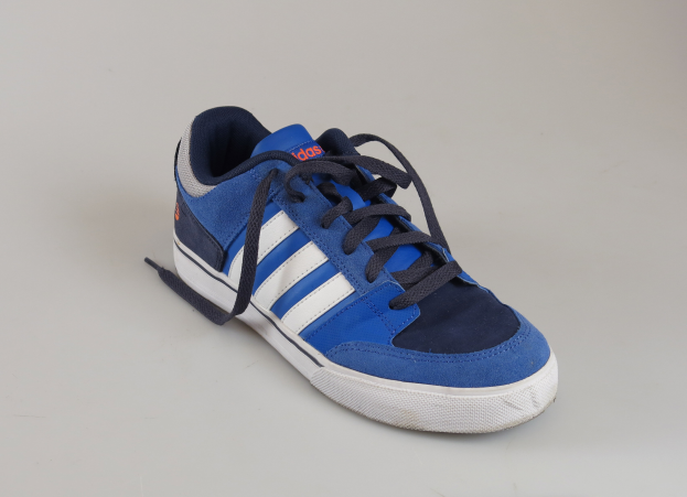 Ein Paar blaue und weiße Adidas-Sneaker mit weißen Schnürsenkeln, einer weißen Zwischensohle und einer blauen Außensohle auf einem weißen Hintergrund.