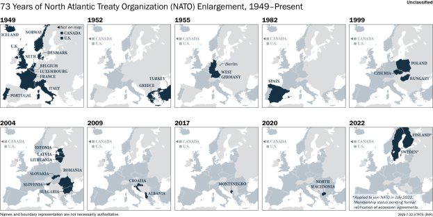 Eine Karte, die die 73-jährige Erweiterung der Nordatlantischen Vertragsorganisation (NATO) von 1949 bis heute zeigt, mit farblich kodierten Regionen nach Jahren und zusätzlichen Informationen oben.