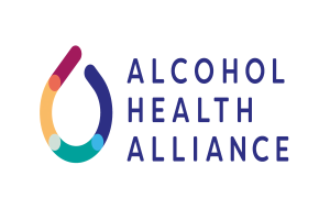 Logo der Alcohol Health Alliance mit einem blauen Kreis mit weißer Umrandung und einem weißen 'H' in der Mitte, umgeben von einem weißen Ring mit blau-weißem Karomuster, alles auf einem weißen Hintergrund mit fettem schwarzem Text 'Alcohol Health Alliance' in einer modernen, serifenlosen Schrift.