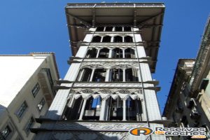 Eine Stadtansicht mit zahlreichen Gebäuden und einer sichtbaren Wasserlinie am unteren Bildrand.