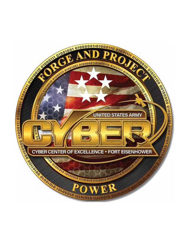 Logo des United States Army Cyber Center of Excellence, Fort Eisenhower, mit einem blauen Kreis mit einem weißen Stern und dem Text "Forge and Project Cyber Power" in fettem schwarzen Schrift darunter.