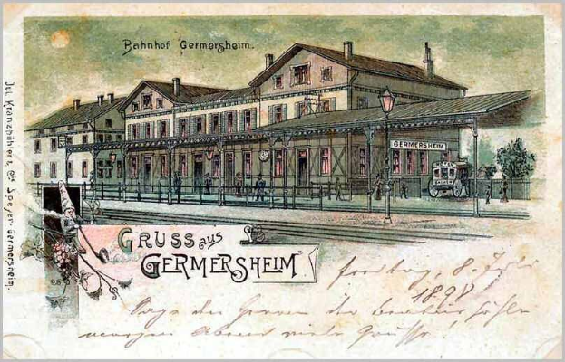 Alte Postkarte zeigt den Bahnhof Germersheim in Deutschland mit einem Gebäude mit Fenstern, einem Zaun, einem Straßenpfahl, Menschen, Fahrzeugen, Bäumen und einem bewölktem Himmel.